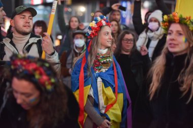 NEW YORK ŞEHRİ, ABD - 04 Mart 2022: Rusya 'nın Ukrayna' yı işgal etmesi sonrasında Times Meydanı 'nda Ukrayna vatandaşları protesto gösterisi.