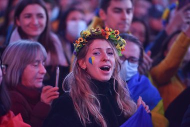 NEW YORK ŞEHRİ, ABD - 04 Mart 2022: Rusya 'nın Ukrayna' yı işgal etmesi sonrasında Times Meydanı 'nda Ukrayna vatandaşları protesto gösterisi.