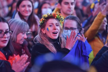 NEW YORK ŞEHRİ, ABD - 04 Mart 2022: Rusya 'nın Ukrayna' yı işgal etmesi sonrasında Times Meydanı 'nda Ukrayna vatandaşları protesto gösterisi.