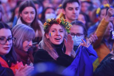 NEW YORK ŞEHRİ, ABD - 04 Mart 2022: Rusya 'nın Ukrayna' yı işgal etmesi sonrasında Times Meydanı 'nda Ukrayna vatandaşları protesto gösterisi.
