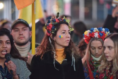 NEW YORK ŞEHRİ, ABD - 04 Mart 2022: Rusya 'nın Ukrayna' yı işgal etmesi sonrasında Times Meydanı 'nda Ukrayna vatandaşları protesto gösterisi.