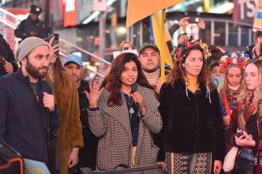 NEW YORK ŞEHRİ, ABD - 04 Mart 2022: Rusya 'nın Ukrayna' yı işgal etmesi sonrasında Times Meydanı 'nda Ukrayna vatandaşları protesto gösterisi.