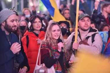 NEW YORK ŞEHRİ, ABD - 04 Mart 2022: Rusya 'nın Ukrayna' yı işgal etmesi sonrasında Times Meydanı 'nda Ukrayna vatandaşları protesto gösterisi.