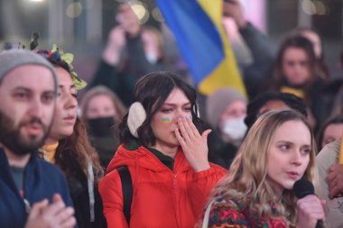 NEW YORK ŞEHRİ, ABD - 04 Mart 2022: Rusya 'nın Ukrayna' yı işgal etmesi sonrasında Times Meydanı 'nda Ukrayna vatandaşları protesto gösterisi.