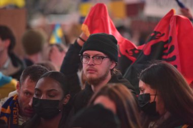 NEW YORK ŞEHRİ, ABD - 04 Mart 2022: Rusya 'nın Ukrayna' yı işgal etmesi sonrasında Times Meydanı 'nda Ukrayna vatandaşları protesto gösterisi.