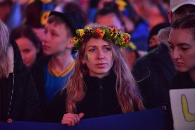 NEW YORK ŞEHRİ, ABD - 04 Mart 2022: Rusya 'nın Ukrayna' yı işgal etmesi sonrasında Times Meydanı 'nda Ukrayna vatandaşları protesto gösterisi.