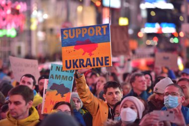 NEW YORK ŞEHRİ, ABD - 04 Mart 2022: Rusya 'nın Ukrayna' yı işgal etmesi sonrasında Times Meydanı 'nda Ukrayna vatandaşları protesto gösterisi.