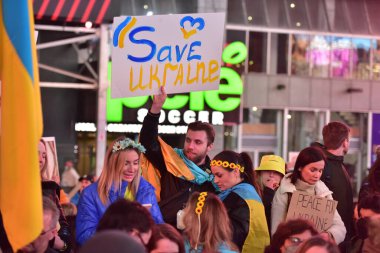 NEW YORK ŞEHRİ, ABD - 04 Mart 2022: Rusya 'nın Ukrayna' yı işgal etmesi sonrasında Times Meydanı 'nda Ukrayna vatandaşları protesto gösterisi.