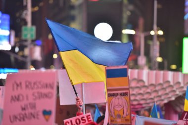 NEW YORK ŞEHRİ, ABD - 04 Mart 2022: Rusya 'nın Ukrayna' yı işgal etmesi sonrasında Times Meydanı 'nda Ukrayna vatandaşları protesto gösterisi.