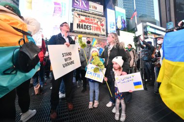 NEW YORK ŞEHRİ, ABD - 04 Mart 2022: Rusya 'nın Ukrayna' yı işgal etmesi sonrasında Times Meydanı 'nda Ukrayna vatandaşları protesto gösterisi.