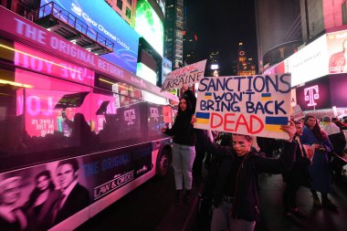 NEW YORK ŞEHRİ, ABD - 04 Mart 2022: Rusya 'nın Ukrayna' yı işgal etmesi sonrasında Times Meydanı 'nda Ukrayna vatandaşları protesto gösterisi.