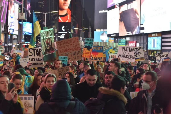 Nowy York City Usa Marca 2022 Ukraińscy Obywatele Protestują Times — Darmowe zdjęcie stockowe