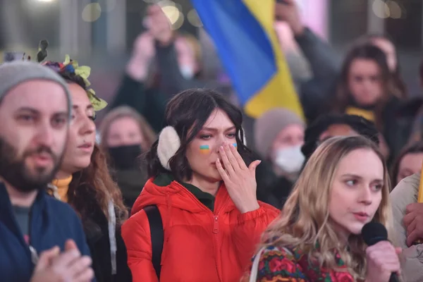 ニューヨーク市 3月2022 ロシアがウクライナの侵略を開始した後 戦争に対するタイムズスクエアにウクライナの市民の抗議  — 無料ストックフォト