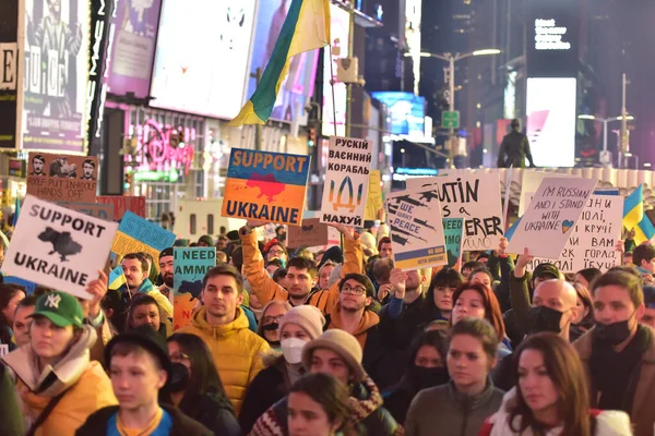 Nowy York City Usa Marca 2022 Ukraińscy Obywatele Protestują Times — Darmowe zdjęcie stockowe