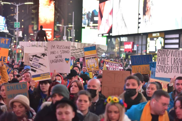 Nowy York City Usa Marca 2022 Ukraińscy Obywatele Protestują Times — Darmowe zdjęcie stockowe