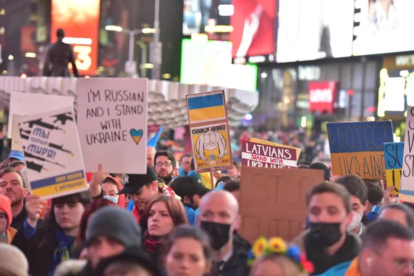2022 러시아가 우크라이나를 타임즈 광장에서 우크라이나 시민들 전쟁에 반대하는 — 무료 스톡 포토