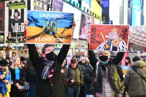 2022年3月4日 乌克兰公民在时代广场抗议俄罗斯入侵乌克兰后的战争 — 图库照片