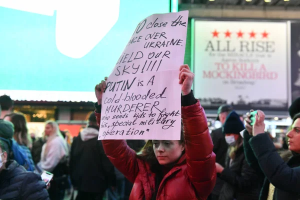 ニューヨーク市 3月2022 ロシアがウクライナの侵略を開始した後 戦争に対するタイムズスクエアにウクライナの市民の抗議  — 無料ストックフォト