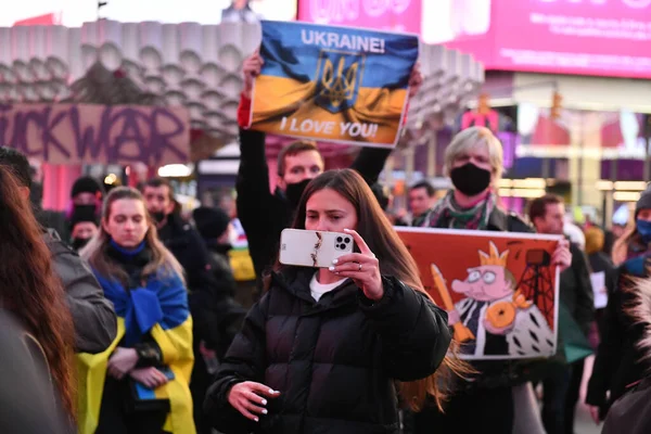 2022年3月4日 乌克兰公民在时代广场抗议俄罗斯入侵乌克兰后的战争 — 免费的图库照片