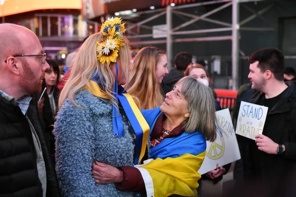 2022年3月4日 乌克兰公民在时代广场抗议俄罗斯入侵乌克兰后的战争 — 图库照片
