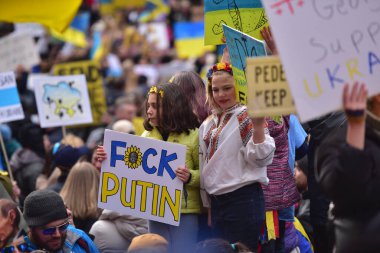 NEW YORK ŞEHRİ, ABD - 05 Mart 2022: Rusya 'nın Ukrayna' yı işgal etmesi sonrasında Times Meydanı 'nda Ukrayna vatandaşları protesto gösterisi.