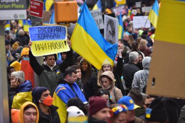 NEW YORK ŞEHRİ, ABD - 05 Mart 2022: Rusya 'nın Ukrayna' yı işgal etmesi sonrasında Times Meydanı 'nda Ukrayna vatandaşları protesto gösterisi.
