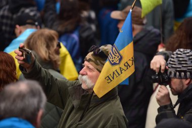 NEW YORK ŞEHRİ, ABD - 05 Mart 2022: Rusya 'nın Ukrayna' yı işgal etmesi sonrasında Times Meydanı 'nda Ukrayna vatandaşları protesto gösterisi.