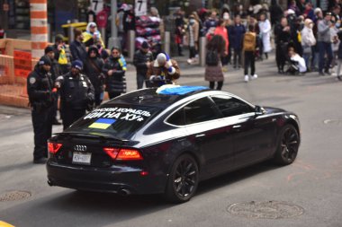 NEW YORK ŞEHRİ, ABD - 05 Mart 2022: Rusya 'nın Ukrayna' yı işgal etmesi sonrasında Times Meydanı 'nda Ukrayna vatandaşları protesto gösterisi.
