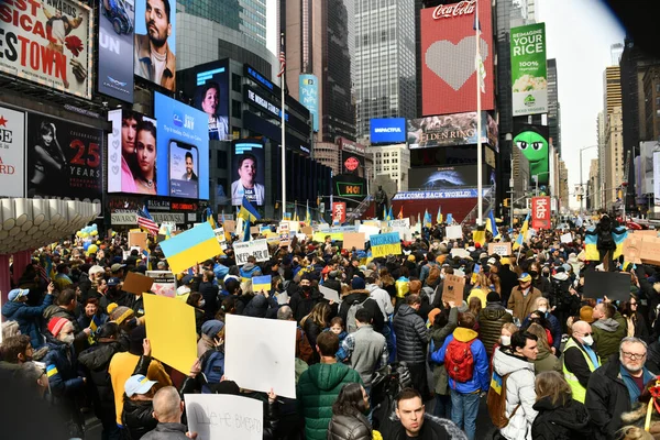 March 2022 러시아가 우크라이나를 타임즈 광장에서 우크라이나 시민들 전쟁에 반대하는 — 스톡 사진