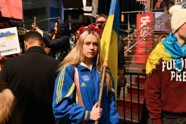 March 2022 러시아가 우크라이나를 타임즈 광장에서 우크라이나 시민들 전쟁에 반대하는 — 스톡 사진