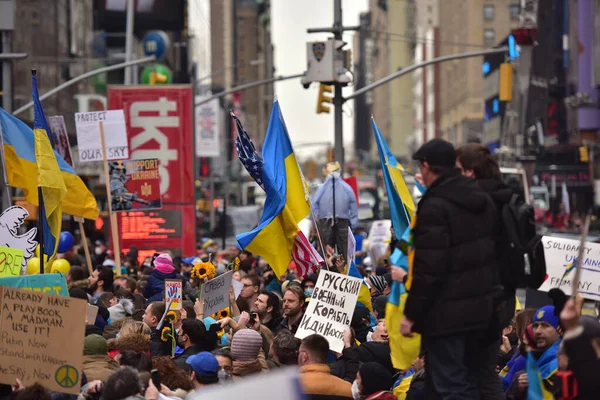 ニューヨーク市 3月2022 ロシアがウクライナの侵略を開始した後 戦争に対するタイムズスクエアにウクライナの市民の抗議 — ストック写真