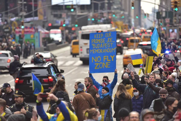 2022年3月5日 乌克兰公民在时代广场抗议俄罗斯入侵乌克兰后的战争 — 图库照片