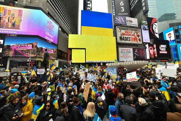 March 2022 러시아가 우크라이나를 타임즈 광장에서 우크라이나 시민들 전쟁에 반대하는 로열티 프리 스톡 이미지