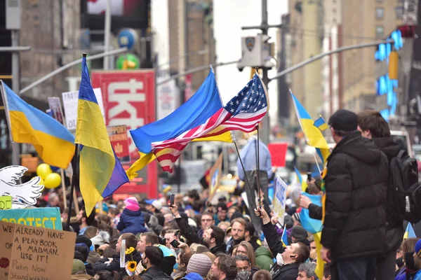 March 2022 러시아가 우크라이나를 타임즈 광장에서 우크라이나 시민들 전쟁에 반대하는 스톡 사진
