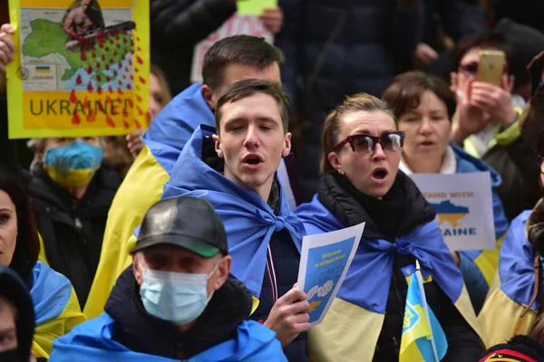 2022年3月5日 乌克兰公民在时代广场抗议俄罗斯入侵乌克兰后的战争 免版税图库图片