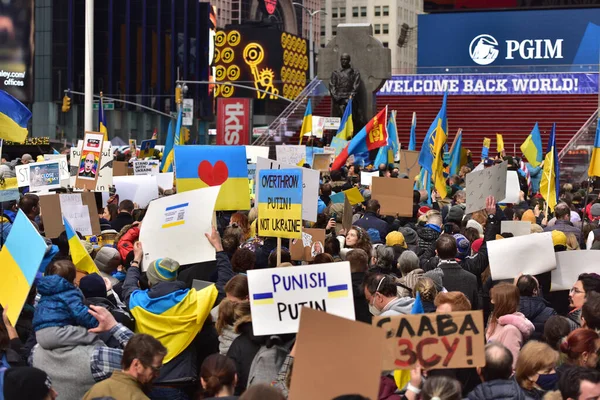 2022年3月5日 乌克兰公民在时代广场抗议俄罗斯入侵乌克兰后的战争 图库照片