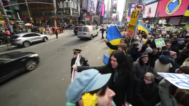 2022年3月5日 乌克兰公民在时代广场抗议俄罗斯入侵乌克兰后的战争 — 图库视频影像