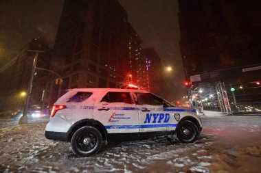 NYPD ve FDNY New York 'ta acil durum sahnesinde. Kar fırtınası şehir sokaklarını kapladıktan sonra.