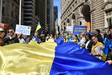 NEW YORK CITY, ABD - 23 Nisan 2022: Ukrayna vatandaşları Rusya 'nın Ukrayna' yı işgalinden sonra Wall Street 'te savaşa karşı protestolar düzenledi.