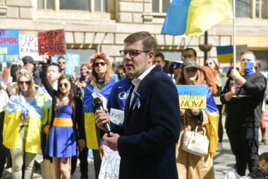 NEW YORK CITY, ABD - 23 Nisan 2022: Ukrayna vatandaşları Rusya 'nın Ukrayna' yı işgalinden sonra Wall Street 'te savaşa karşı protestolar düzenledi.