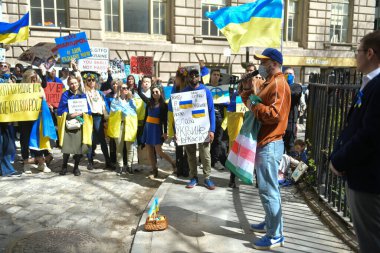 NEW YORK CITY, ABD - 23 Nisan 2022: Ukrayna vatandaşları Rusya 'nın Ukrayna' yı işgalinden sonra Wall Street 'te savaşa karşı protestolar düzenledi.