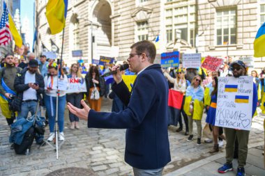 NEW YORK CITY, ABD - 23 Nisan 2022: Ukrayna vatandaşları Rusya 'nın Ukrayna' yı işgalinden sonra Wall Street 'te savaşa karşı protestolar düzenledi.