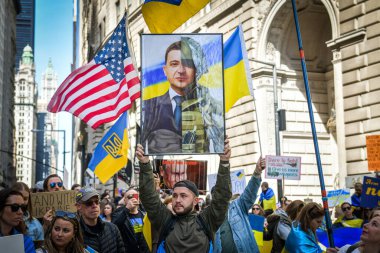 NEW YORK CITY, ABD - 23 Nisan 2022: Ukrayna vatandaşları Rusya 'nın Ukrayna' yı işgalinden sonra Wall Street 'te savaşa karşı protestolar düzenledi.