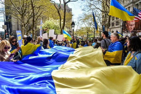 NEW YORK CITY, ABD - 23 Nisan 2022: Ukrayna vatandaşları Rusya 'nın Ukrayna' yı işgalinden sonra Wall Street 'te savaşa karşı protestolar düzenledi.