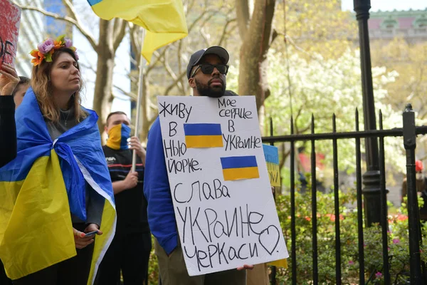 NEW YORK CITY, ABD - 23 Nisan 2022: Ukrayna vatandaşları Rusya 'nın Ukrayna' yı işgalinden sonra Wall Street 'te savaşa karşı protestolar düzenledi.