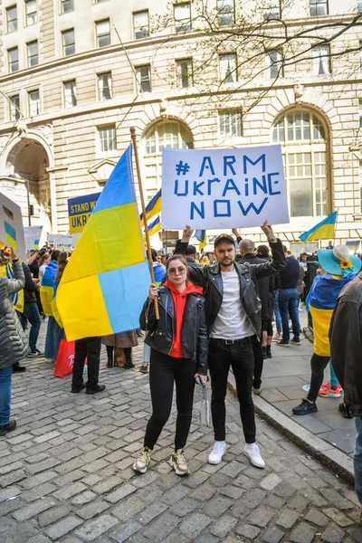 ニューヨーク市 23エイプリル2022 ロシアがウクライナ侵攻を開始した後 ウクライナ市民はウォール街で戦争に抗議 — ストック写真