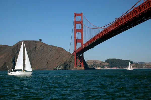 Sailing Under The Golden Gate Bridge — Stock Photo, Image