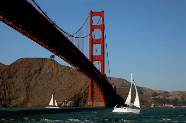 Voile par le pont Golden Gate — Photo