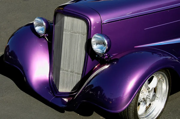 Lila klassisk hotrod Stockbild