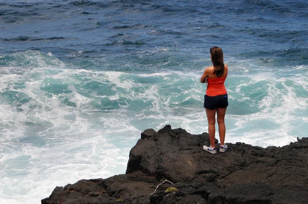 Γυναίκα τουριστικά, απολαμβάνοντας τη θέα στον ωκεανό από ένα βράχο στο maui, Χαβάη — Φωτογραφία Αρχείου